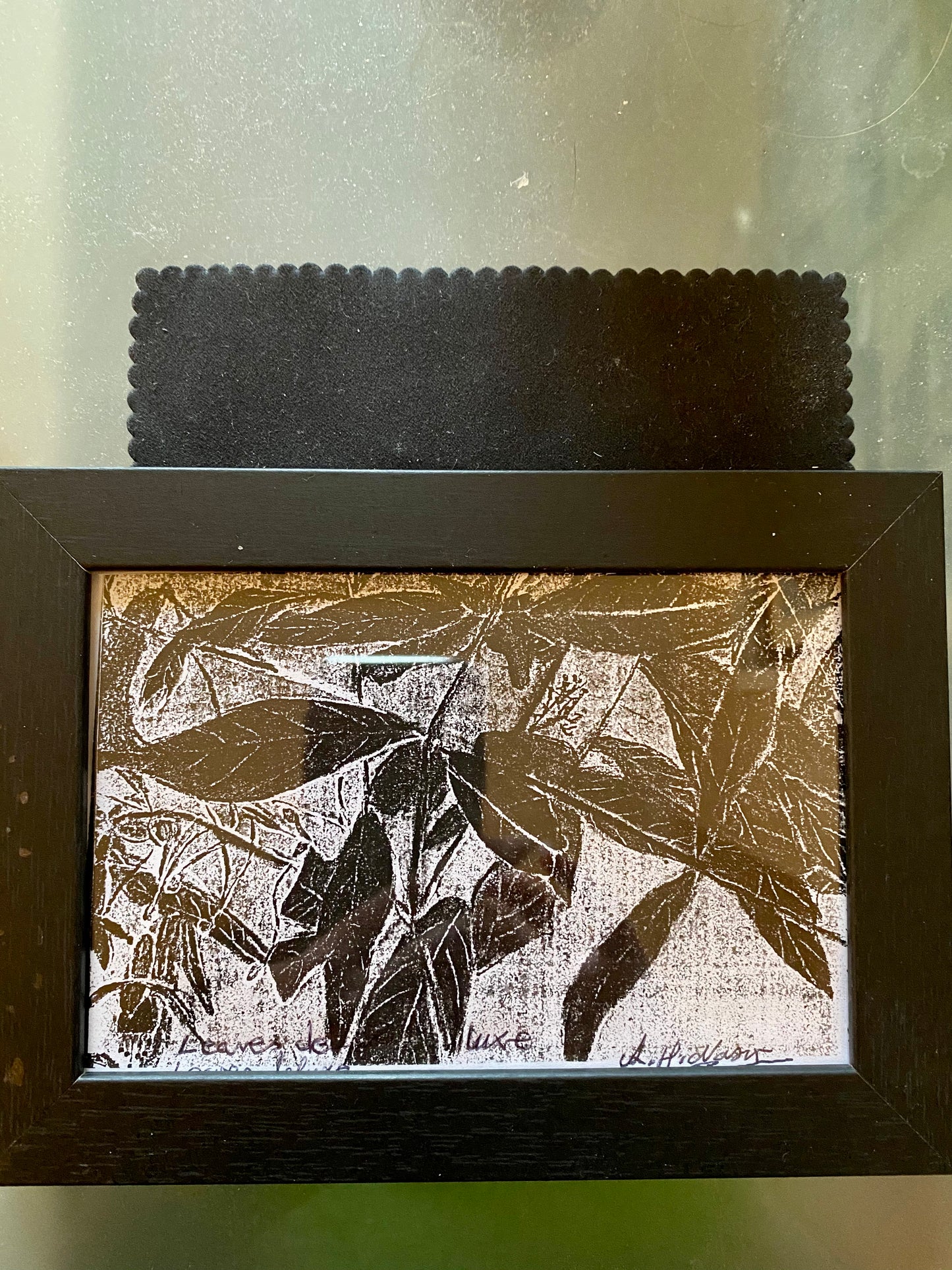 Framed, leafy hotel Vibes Artwork - black and white